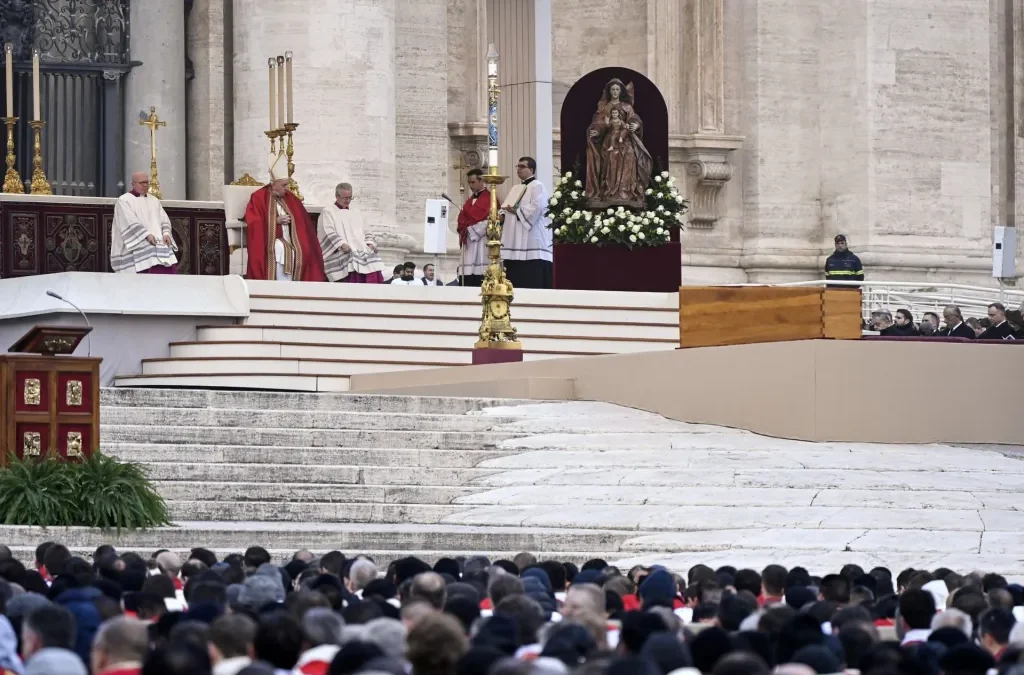 Papa Francisco dirigió funeral de Benedicto XVI