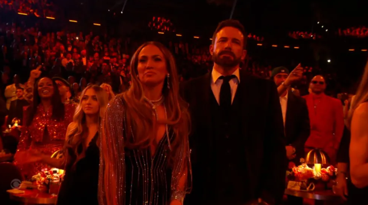 Ben Affleck es tendencia en las redes por una cara nada cómoda en los Grammy