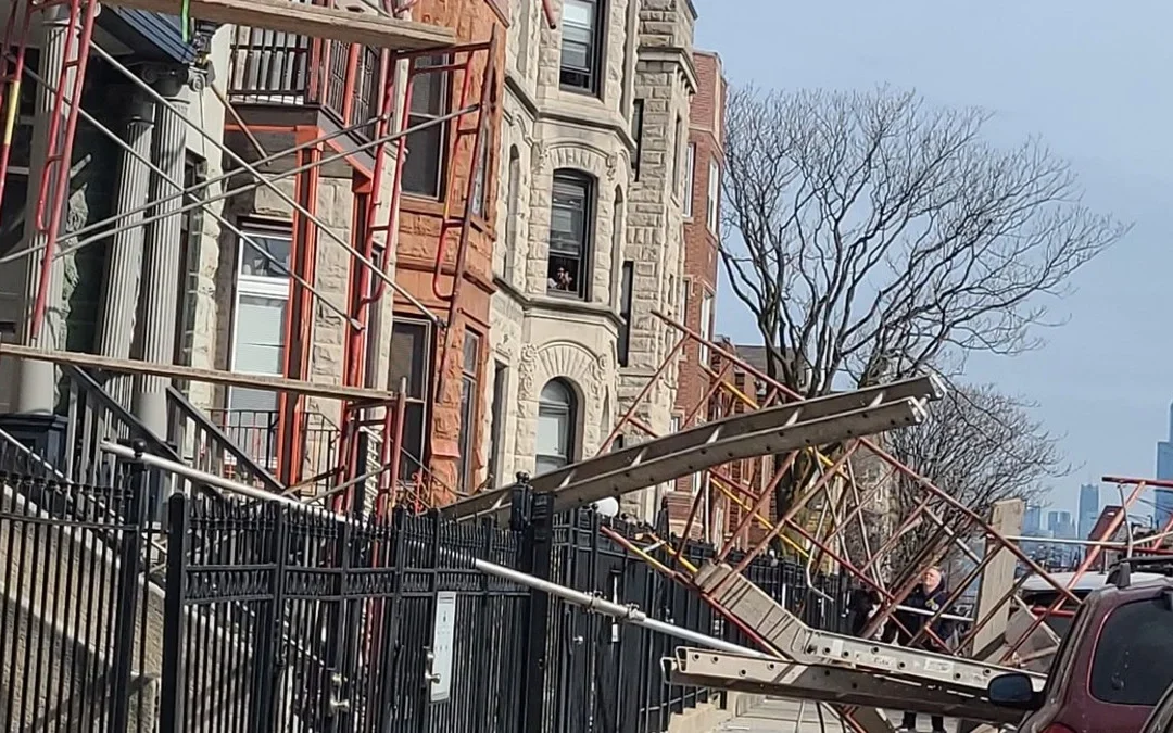 Colapsa un andamio en el oeste de Chicago dejando heridos