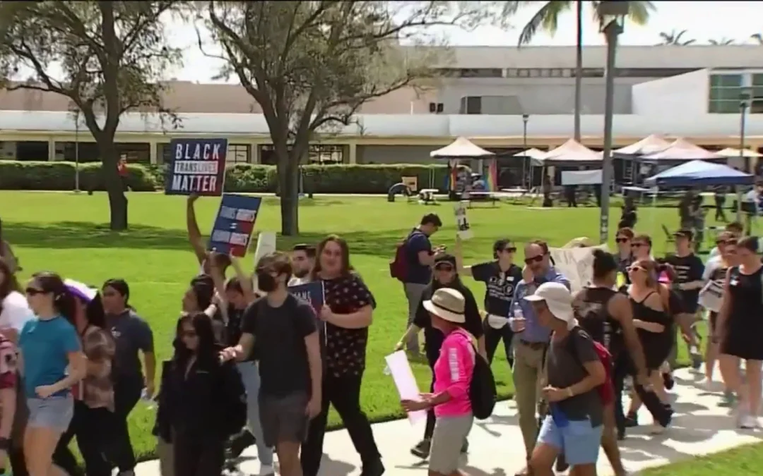 Estudiantes universitarios de Florida marcharon contra propuestas de DeSantis