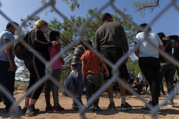 Fiscales de 20 estados piden a corte congelar programa migratorio humanitario
