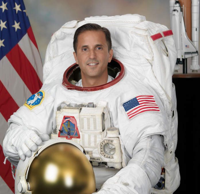 La NASA nombra por primera vez a un hispano jefe de sus astronautas