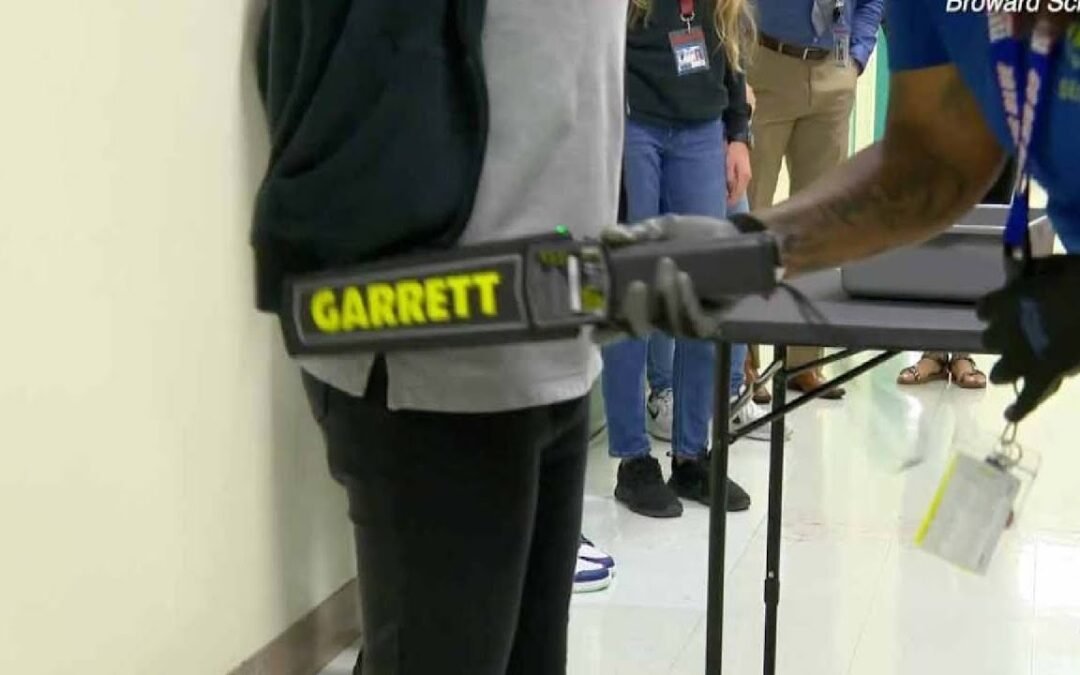 Prueban detectores de metales en escuelas de Palm Beach
