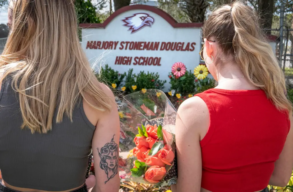 Rindieron tributo a las víctimas de Parkland y siguen pidiendo control de armas