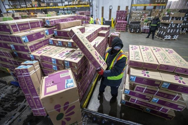 Toneladas de flores llegan a Miami para San Valentín