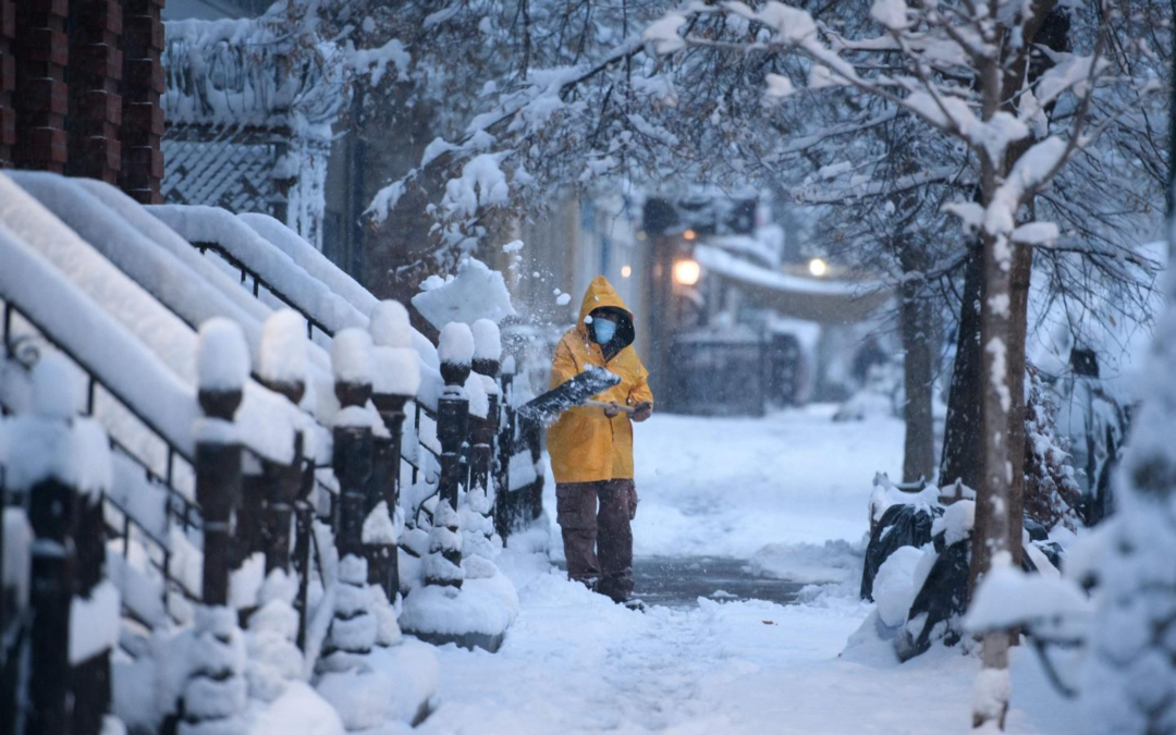 Vuelos cancelados y personas bajo alerta por tormenta invernal en EEUU