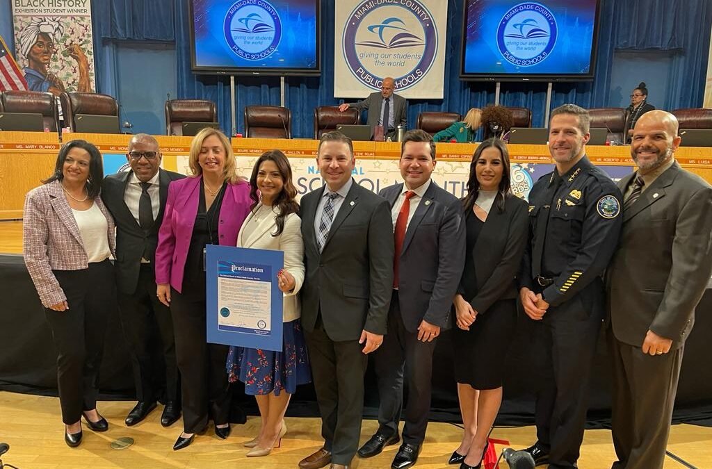 Junta escolar del Miami Dade entregó reconocimiento a la alcaldesa Christi Fraga