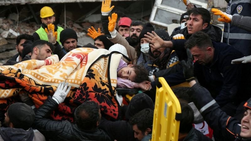 Ya contabilizan más de 5,000 muertos tras terremotos en Turquía y Siria