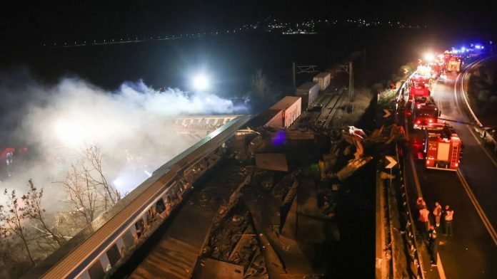 Más de 35 muertos tras choque de trenes en Grecia