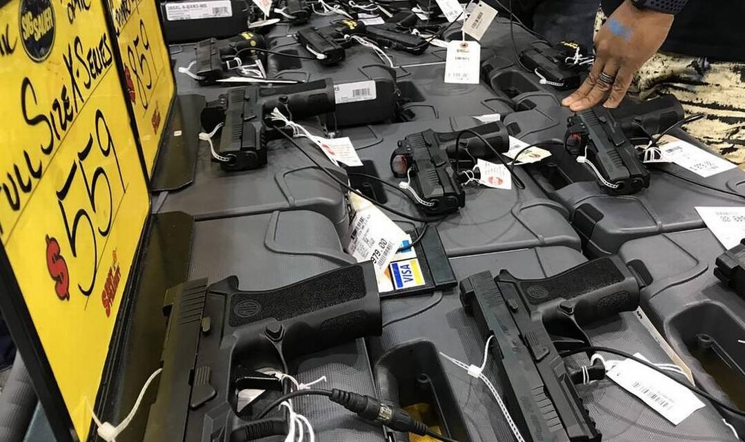 Jueces ratifican ley que impide comprar armas antes de los 21 años en Florida