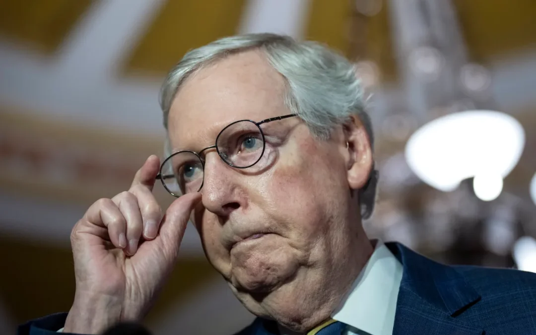 Senador republicano Mitch McConnell hospitalizado tras caída