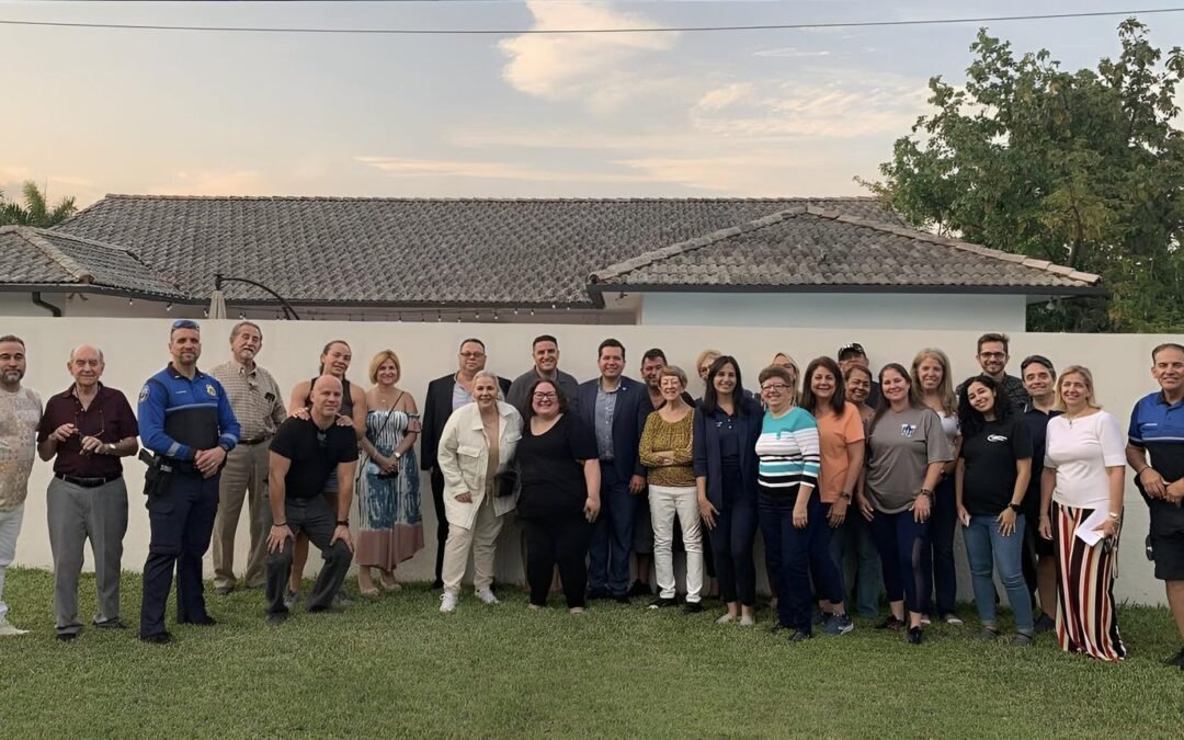 Residentes de Vanderbilt en Doral se reúnen con la Policía y varias autoridades Locales