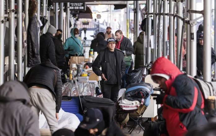 Aprueban medidas para dar más espacio en los refugios a los migrantes en Nueva York