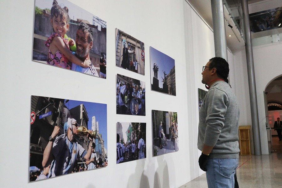 Messi y la campeona del mundo protagonizan muestra fotográfica en Bolivia