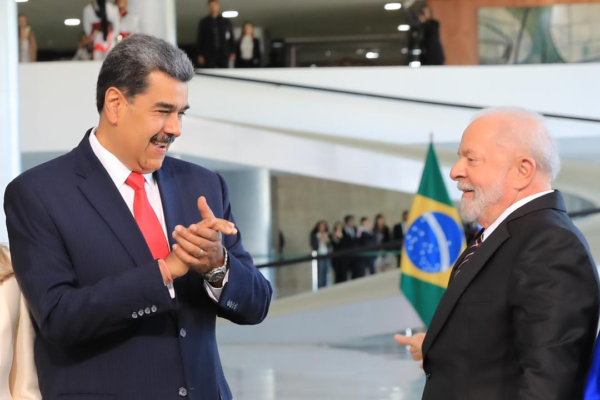 Nicolás Maduro fue recibido con honores en Brasil