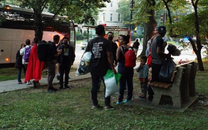 Nuevo grupo de migrantes enviados por Texas llega a residencia de Kamala Harris