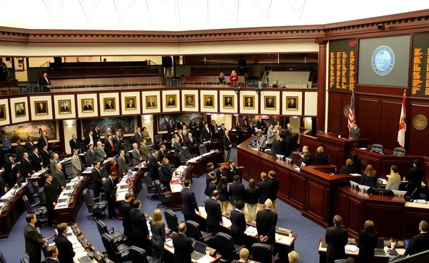 Prohíben programas de diversidad y orientación sexual en escuelas de Florida