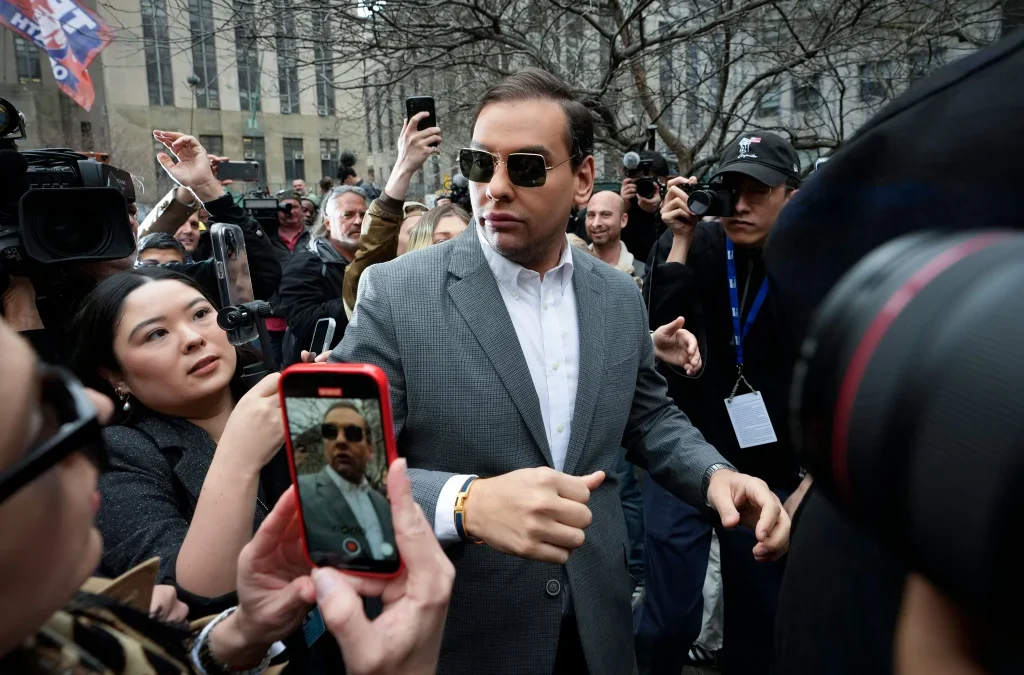 Representante republicano George Santos se declara inocente y sale libre bajo fianza