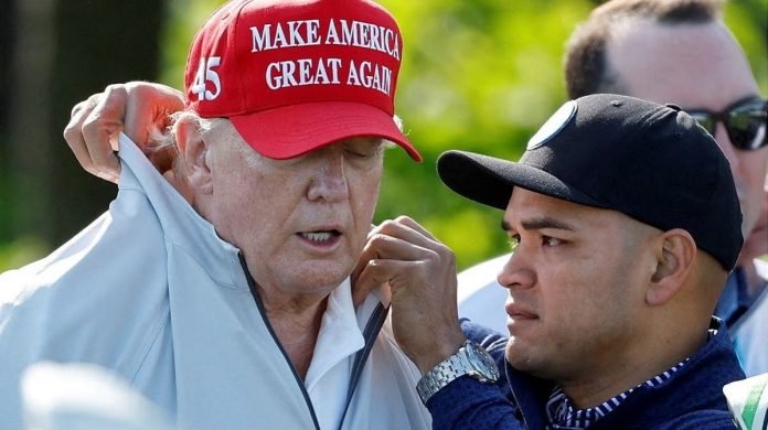 Aplazan audiencia de procesamiento del asistente de Trump