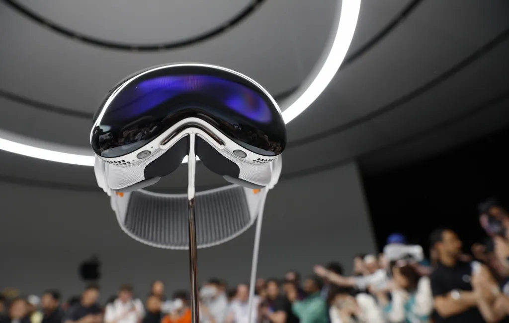 Apple se lanza al mundo de la realidad virtual y anuncia lentes de realidad mixta
