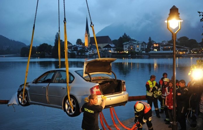 Cinco jóvenes muertos tras caer su auto a un lago en Florida