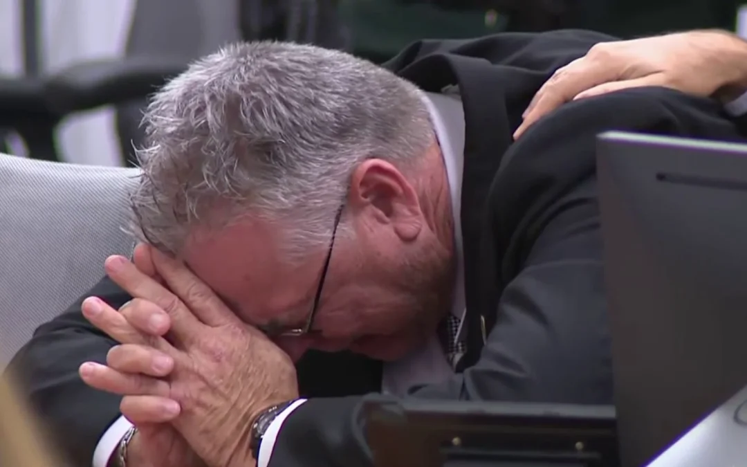 Declaran no culpable a ex policía de la escuela de Parkland