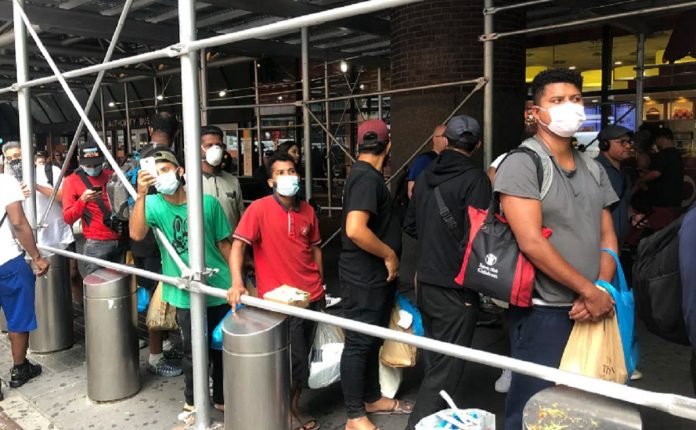 Nueva York sigue recibiendo miles de migrantes por semana