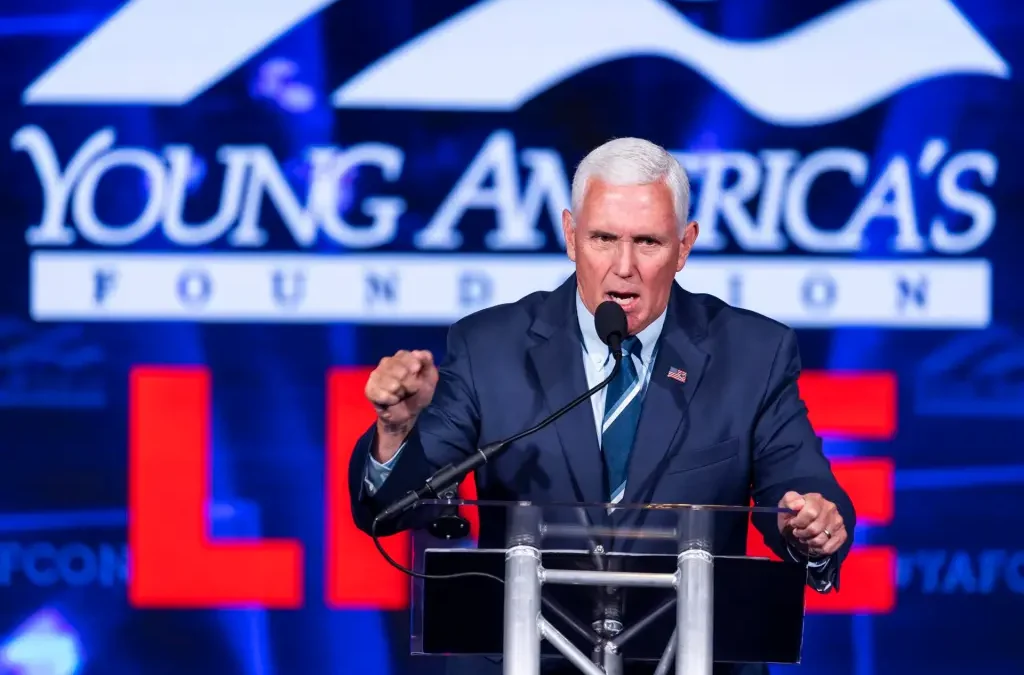 Pence arranca su campaña con una ofensiva directa a Trump