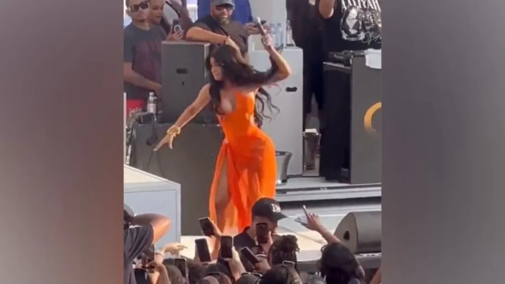 Cardi B lanzó micrófono en plena presentación en vivo