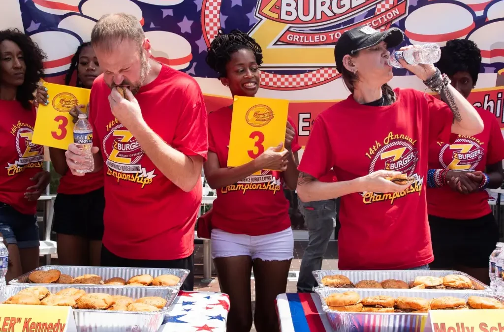 Persona come muchas hamburguesas por el Día de la Independencia