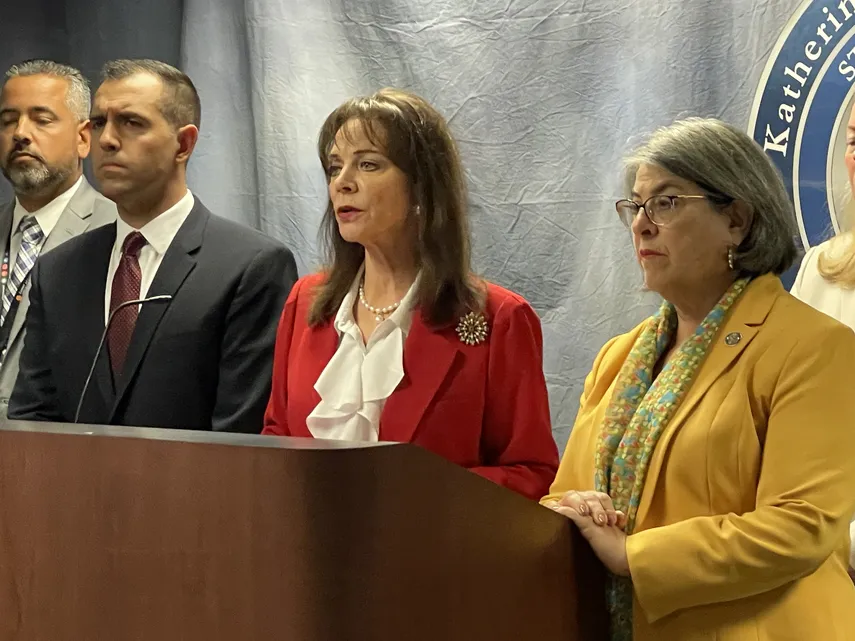 Acusan a dos mujeres de fraude, robo y abuso de ancianos