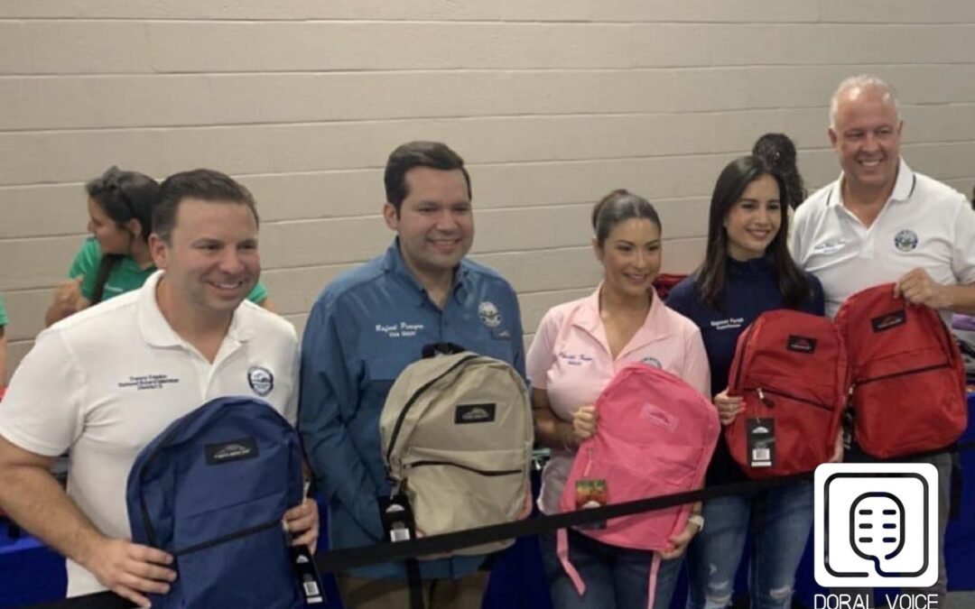 Autoridades de Doral entregaron más de 1.000 mochilas gratuitas a propósito del inicio del nuevo año escolar