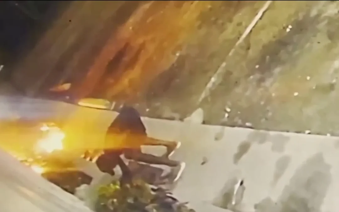 Buscan a hombre que prendió fuego a la puerta de una iglesia de Broward