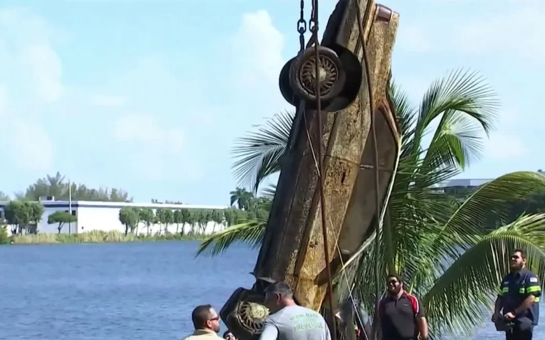 Buzos encuentran decenas de autos sumergidos en un lago de Doral