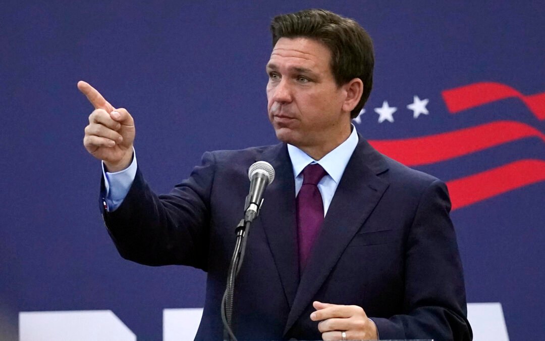 DeSantis despide a su directora de campaña mientras Trump lo supera en encuestas