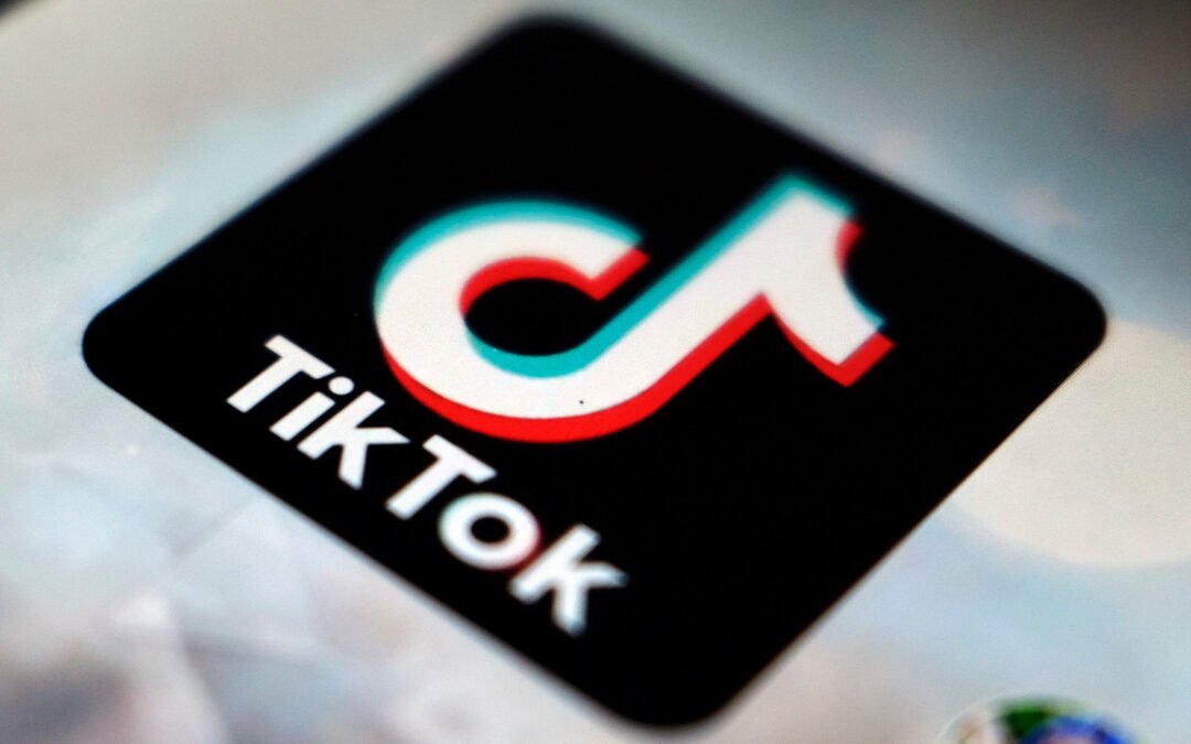 Escuelas de Florida inician clases prohibiendo el uso de TikTok