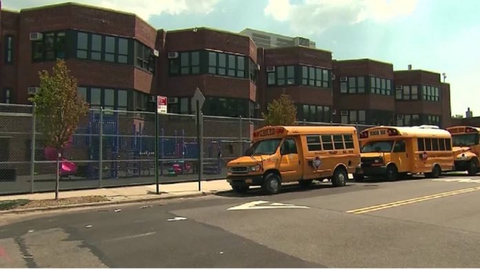 Escuelas de Nueva York obligadas a inscribir a niños y jóvenes migrantes