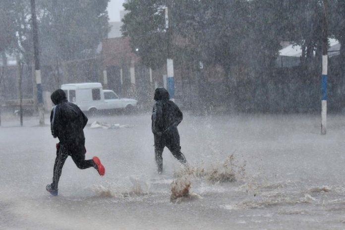 Fuerte temporal de lluvia y viento afecta varias zonas de Argentina