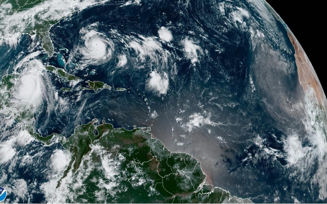 Huracán Idalia se debilita un poco antes de llegar a Florida