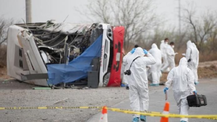 Más de 10 muertos tras choque de autobús que transportaba venezolanos en México