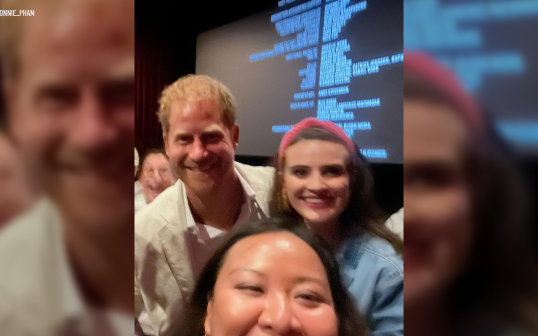 Príncipe Harry apareció en un cine