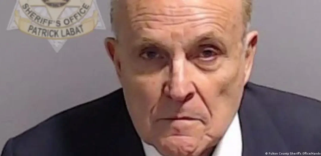 Rudy Giuliani se entregó a las autoridades de Georgia