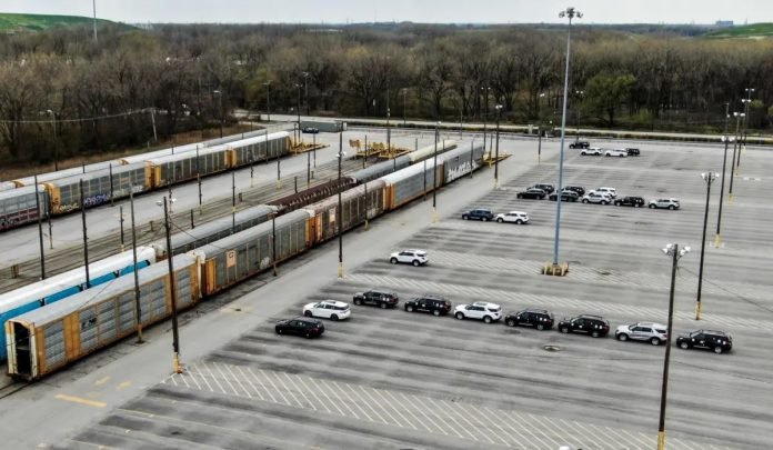 Trabajadores de GM, Ford y Stellantis votarán para autorizar una huelga en Estados Unidos