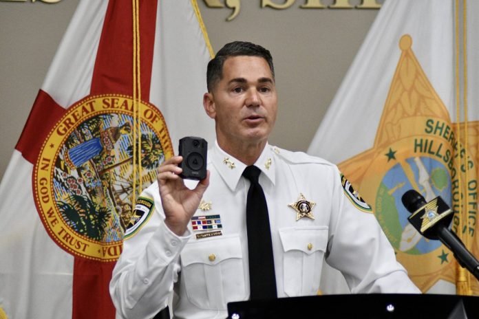 Adolescente mató a su madre en Florida e hirió de gravedad a la pareja de ella