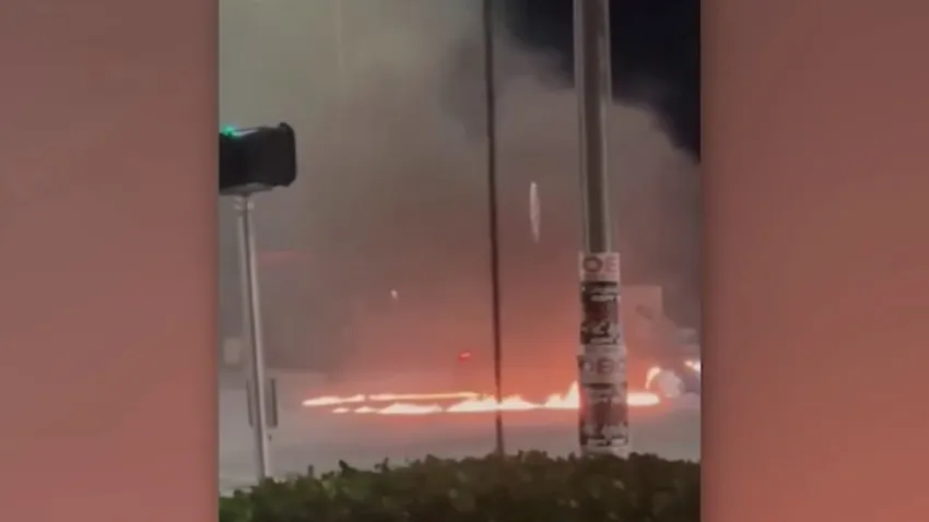 Carros derrapan en calle de Miami alrededor del fuego