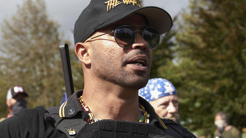 Condenan a exlíder de los Proud Boys a 22 años de cárcel