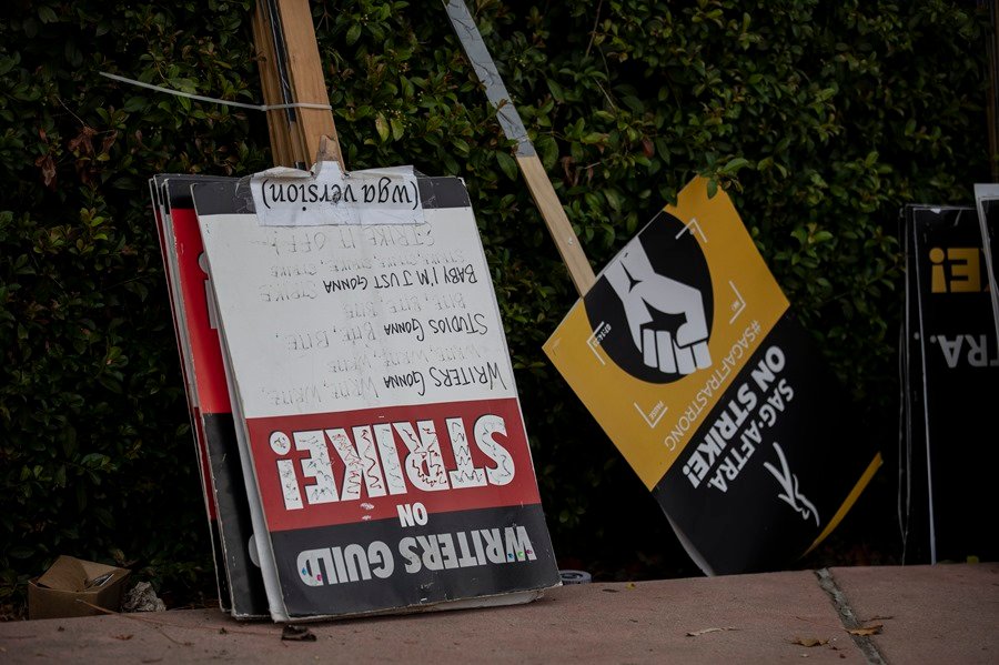 Guionistas de Hollywood logran un principio de acuerdo que podría cesar su huelga