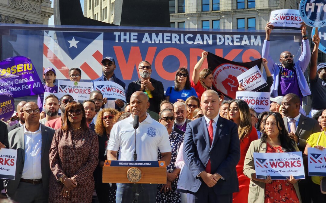 Nueva York anuncia recortes de presupuesto por crisis de inmigración