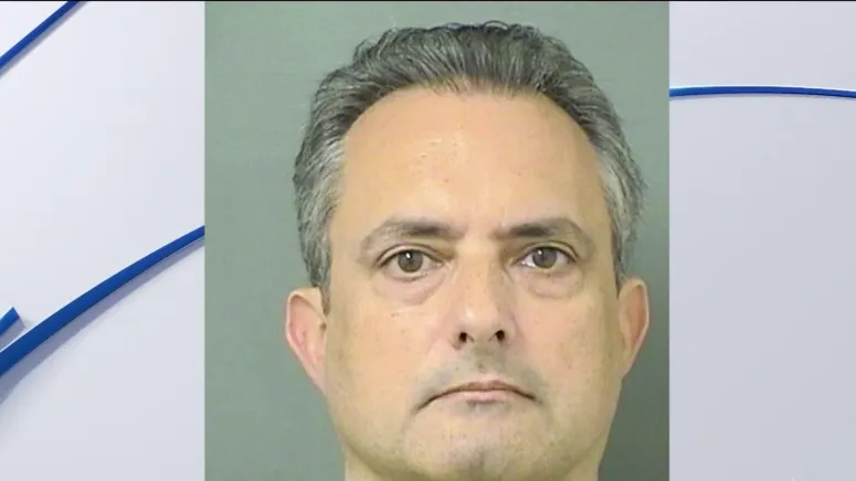 Profesor de 54 años acusado de tener relaciones con estudiante de 16