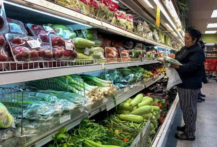 Una familia en Venezuela necesita más de 120 salarios mínimos al mes para costear canasta básica alimentaria